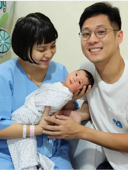 Pemeran dalam sinetron Aku Anak Indonesia itu mengaku sulitnya berbagi tugas dengan suami. Tapi, ia melihat sang suami pintar dalam memberikan semangat. (Instagram/juniorliem)