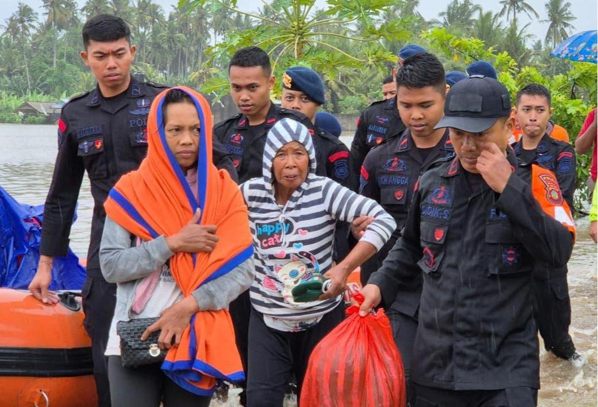 FOTO: Aksi Sigap Brimob Polda Bali Saat Evakuasi Korban Banjir Bali