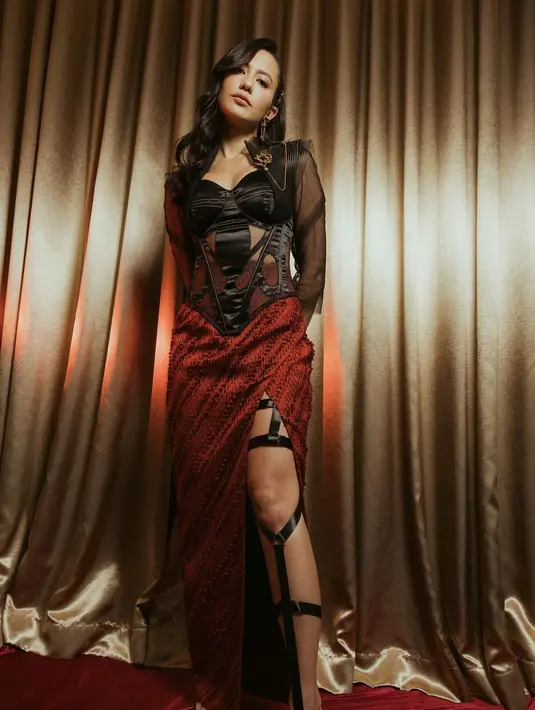 <p>Pevita memperlihatkan penampilannya from head to toe. (Foto: Instagram/ pevpearce)</p>