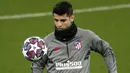 Penyerang Atletico Madrid, Alvaro Morata menjuggling bola saat mengikuti latihan latihan di Anfield, Liverpool, Inggris (10/3/2020). Atletico Madrid akan bertanding melawan Liverpool pada leg kedua babak 16 besar Liga Champions. (Martin Rickett / PA via AP)