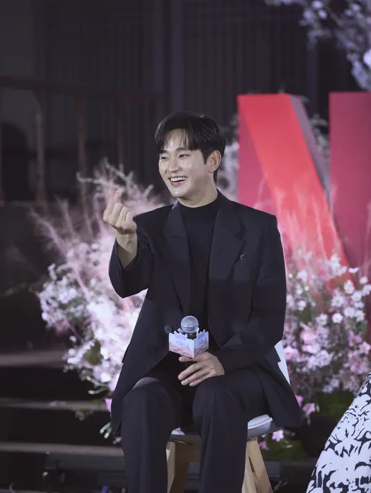 Kim Soo Hyun Queen of Tears di konferensi pers yang digelar Kamis (7/3/2024). [Foto: Netflix]