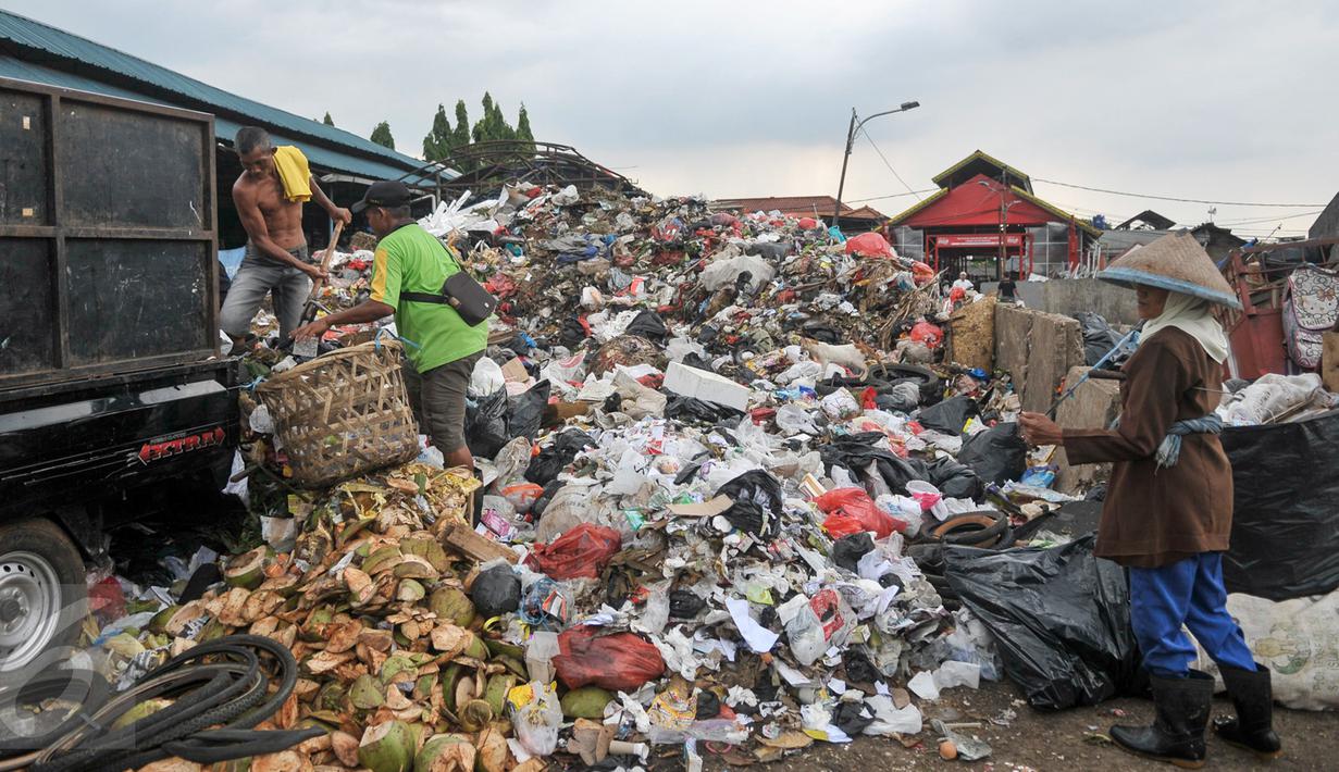 Pemulung mengambil sampah di tempat pembuangan sampah (TPS) di Blok C Pasar Minggu, Jakarta, Minggu (30/4). DPRD DKI meminta pemindahan TPS dekat Lokasi Binaan (Lokbin) Blok C Pasar Minggu dipercepat karena tidak layak. (Liputan6.com/Yoppy Renato)
