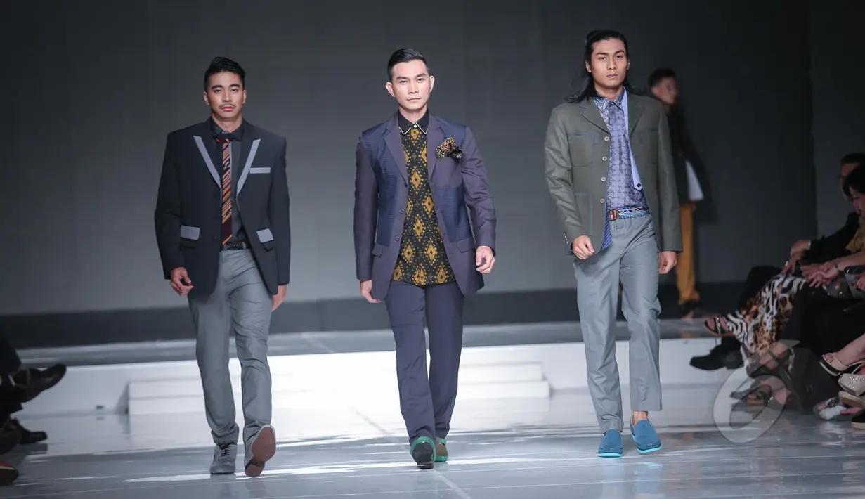 Sejumlah model memperagakan busana rancangan Musa Widyatmodjo di Jakarta Fashion & Food Festival 2015 di Jakarta, Jumat (22/5/2015). Rancangan Musa Widyatmodjo bertema "Luxury Man". (Liputan6.com/Faizal Fanani)