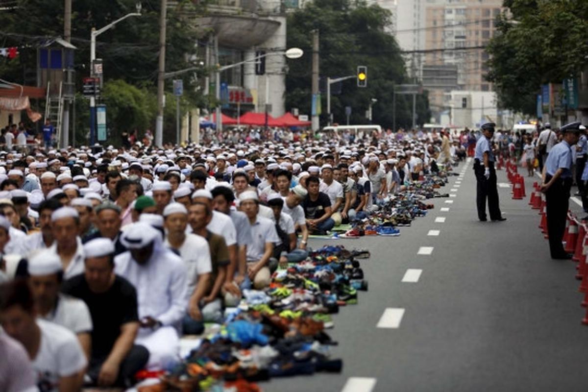 Kekhusyukan muslim minoritas China Salat Id di masjid mirip kuil