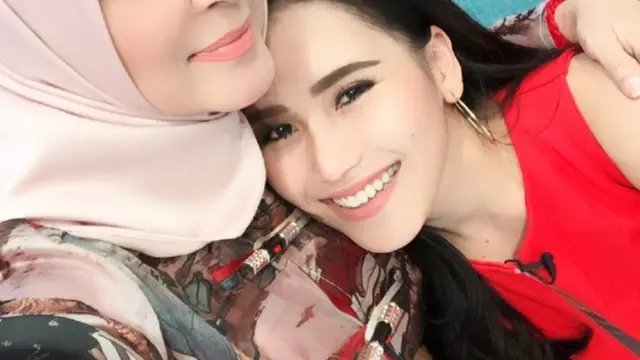 Ayu Ting Ting dan Chintami Atmanegara