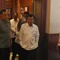 Mantan Wakil Presiden, yang juga Ketua Umum Palang Merah Indonesia (PMI) Jusuf Kalla saat akan menyaksikan jajaran foto kegiatan anggota PMI saat Musyawarah Nasional XXI PMI, di Jakarta, Selasa (17/12/2019). Jusuf Kalla kembali memimpin PMI untuk periode 2019-2024. (Liputan6.com/Herman Zakharia)