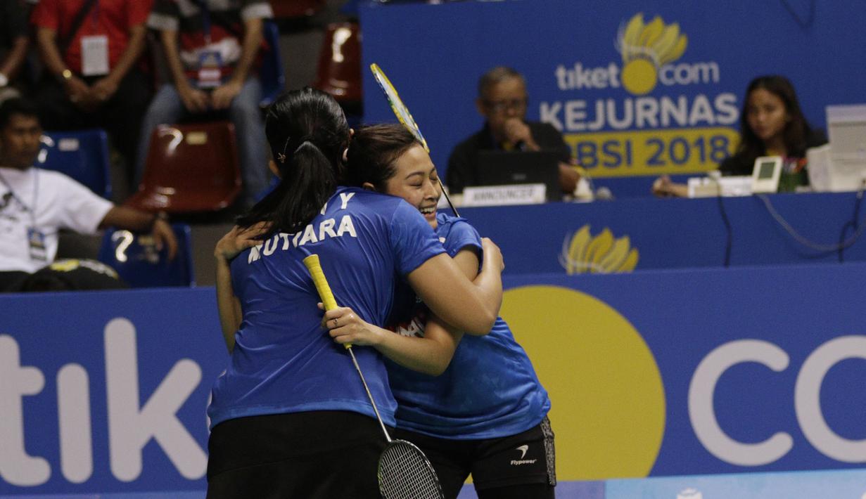 Pasangan Mutiara Cardinal, Dea Geovani/Yulfira Barkah, melakukan selebrasi usai menaklukkan wakil PB Djarum pada Kejurnas PBSI di Britama Arena, Jumat (21/12). Laga final akan mempertemukan Jaya Raya melawan Mutiara Cardinal. (Bola.com/M Iqbal Ichsan)