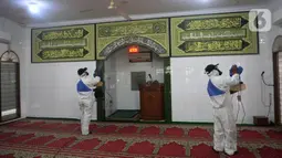 Petugas Dewan Masjid Indonesia (DMI) menyemprotkan cairan disinfektan di Masjid Hablul Muttaqin, Pejambon, Gambir, Jakarta Pusat, Jumat (6/3/2020). Kegiatan ini dilakukan untuk menjaga kebersihan masjid sekaligus mengantisipasi penyebaran virus corona (COVID-19). (Liputan6.com/Angga Yuniar)