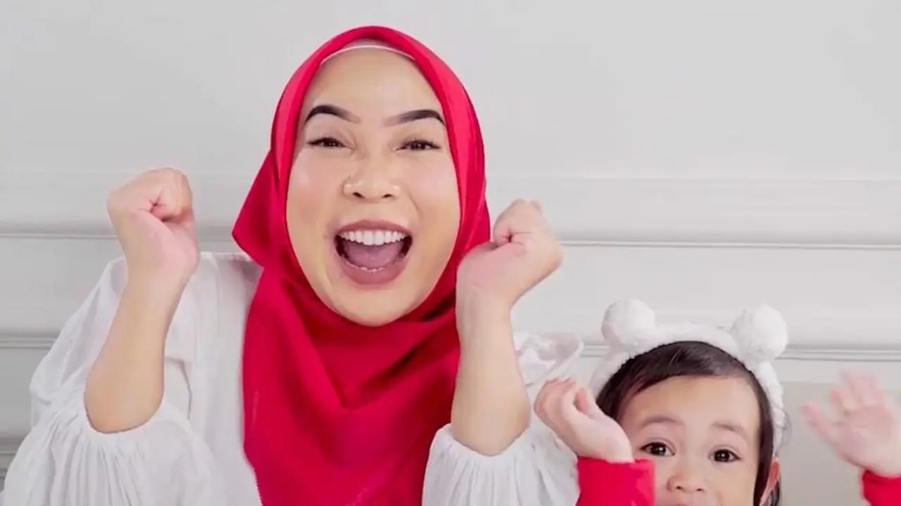 Fitri Tropica memberikan ugly cake untuk anak pertama