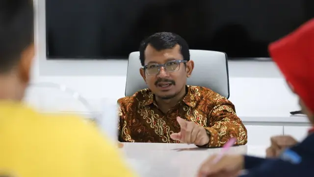 Wabup Garut Helmi Budiman, memimpin jalannya rapat pencegahan penyebaran Covid-19 di Garut, Jawa Barat.