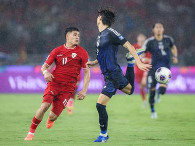 Pemain Timnas Indonesia, Ragnar Oratmangoen, berusaha melewati pemain Jepang pada Kualifikasi Piala Dunia 2026 Zona Asia di Stadion Gelora Bung Karno, Senayan, Jakarta, Jumat (15/11/2024) malam WIB. (Bola.com/Bagaskara Lazuardi)