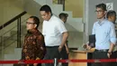 Politisi Partai Golkar, Fayakhun Andriadi (kedua kiri) tertunduk saat meninggalkan Gedung KPK, Jakarta, Rabu (27/12). Fayakhun dimintai keterangan sebagai saksi dugaan suap pengadaan alat satelit monitoring di Bakamla-RI. (Liputan6.com/Helmi Fithriansyah)
