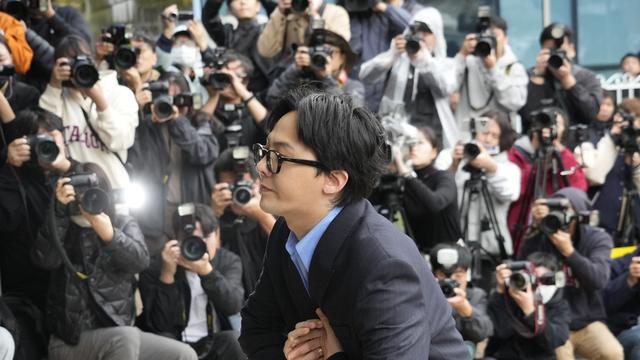 G-Dragon Bigbang tiba di kantor polisi Nonhyeon, Incheon, Korea Selatan pada Senin 6 November 2023. (AP Photo/Ahn Young-joon)
