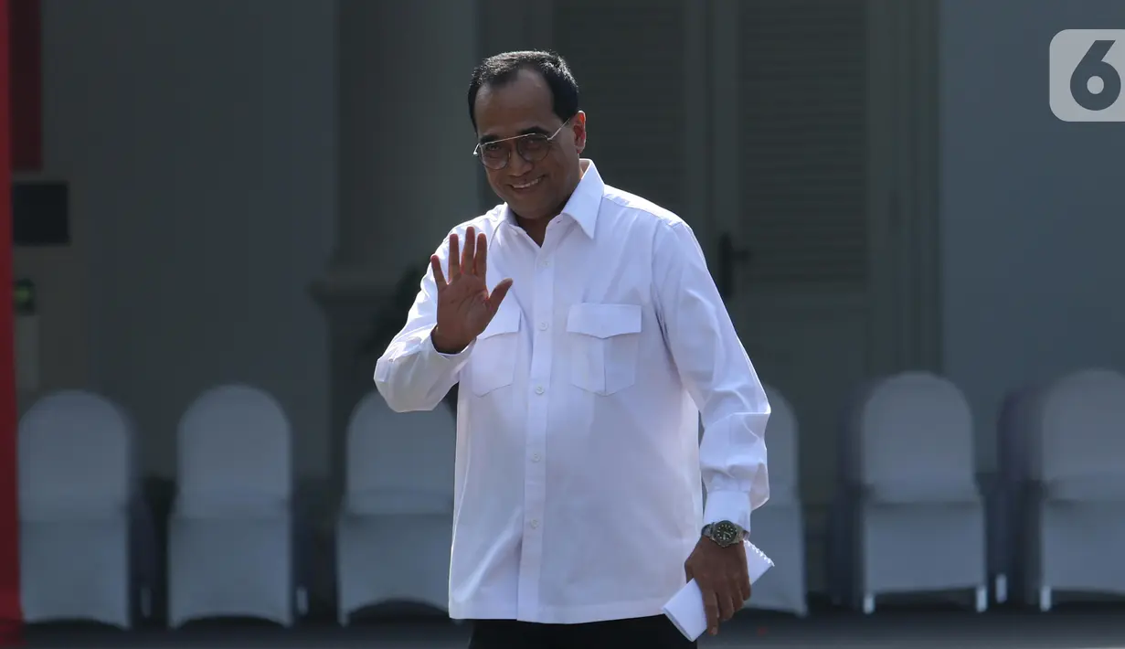 Menteri Perhubungan Budi Karya Sumadi tiba di Istana, Jakarta, Selasa (22/10/2019). Budi tersenyum dan melambaikan tangan kepada media jelang wawancara calon menteri Kabinet Kerja Jilid II bersama Presiden Joko Widodo. (Liputan6.com/Angga Yuniar)