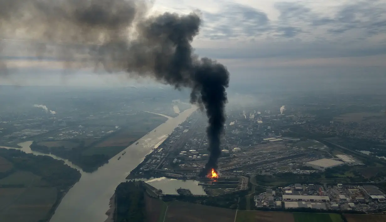 Asap hitam membumbung tinggi menyusul ledakan dan kebakaran yang melanda pabrik bahan kimia raksasa di Jerman, BASF, di Kota Ludwigshafen, Senin (17/10). Setidaknya dua orang pekerja tewas dan enam terluka parah dalam ledakan itu (Ulli ZIEGENFUSS/DPA/AFP)