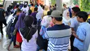 Pengunjung mengantri untuk masuk kedalam wahana di TMII, Jakarta, Minggu (19/07/2015). Jumlah pengunjung hari ketiga Lebaran bertambah dari hari pertama Lebaran dan ditargetkan mencapai angka 300.000 pengunjung. (Liputan6.com/Yoppy Renato)
