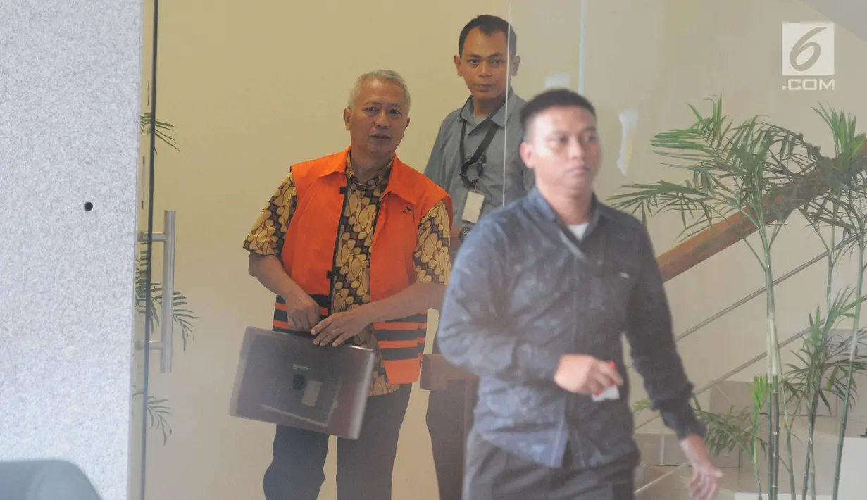 Antonius Tonny Budiono usai menjalani pemeriksaan di KPK, Jakarta, Senin (12/2). Antonius menjalani pemeriksan lanjutan dugaan suap perizinan dan pengadaan proyek di lingkungan Ditjen Perhubungan Laut 2016-2017. (Liputan6.com/Herman Zakharia)