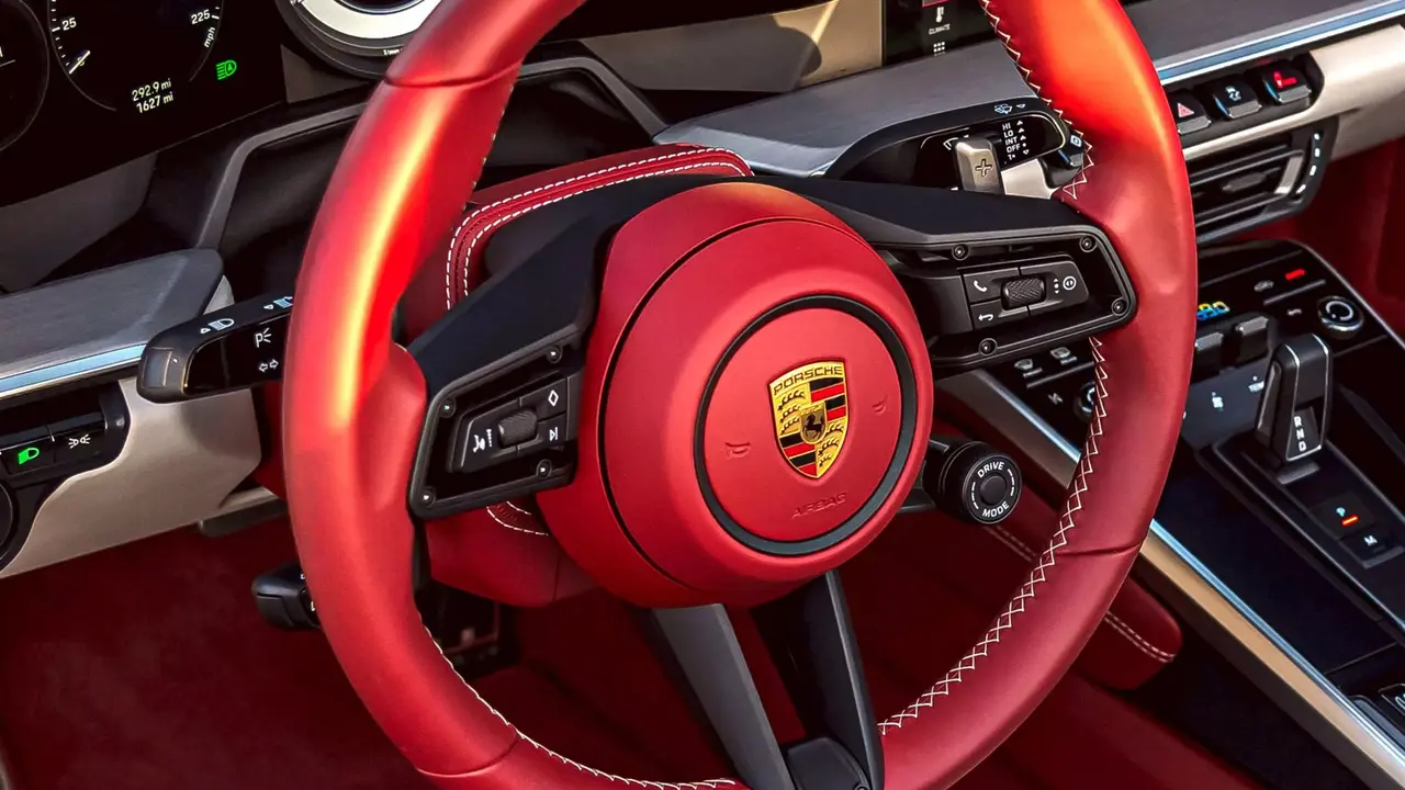 Porsche uji coba roda kemudi dari limbah mobil daur ulang, tetap mewah tapi lebih ramah lingkungan (Carscoops)