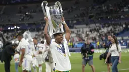 Rodrygo Goes. Sayap kanan berusia 21 tahun yang didatangkan Real Marid dari Santos FC pada awal musim 2019/2020 dengan nilai transfer 45 juta euro juga meraih gelar Liga Champions pertamanya pada musim 2021/2022 ini. Musim ini ia mampu tampil apik meski lebih sering dimasukkan sebagai pemain pengganti. Ia total tampil dalam 49 laga di semua ajang kompetisi dengan torehan 9 gol dan 10 assist. (AP/Kirsty Wigglesworth)