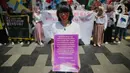 Aksi massa Gerakan Perempuan Anti Kekerasan (Gerak Perempuan) di depan Kemdikbud Jakarta, Senin (10/2/2020). Aksi solidaritas antar sesama perempuan ini digelar usai sejumlah kekerasan seksual di kampus terkuak, mulai dari kasus Bunga di Padang hingga Agni di Yogyakarta. (Liputan6.com/Faizal Fanani)