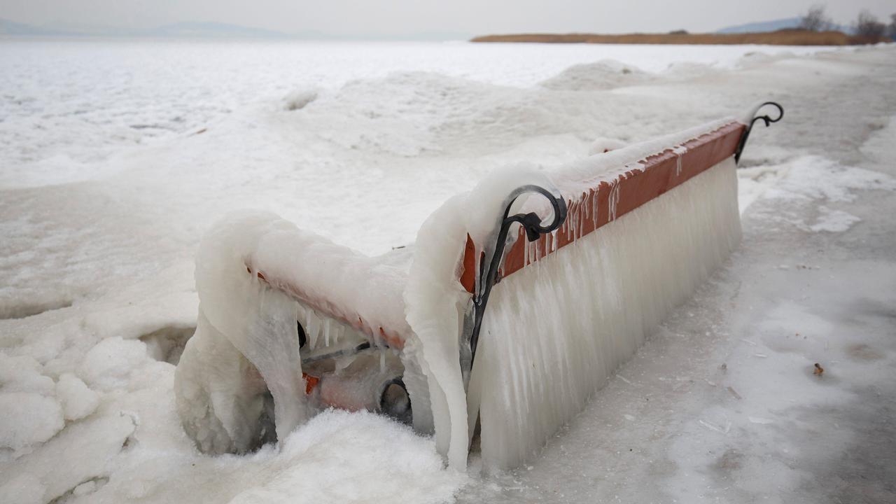 Dilanda Cuaca Ekstrem, Danau di Hungaria Beku Tertutup Salju Tebal