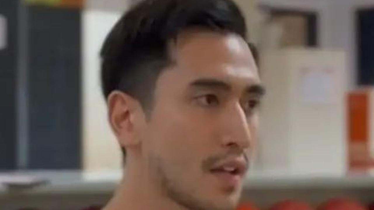 Penampilan baru Verrell dengan kumis dan janggut tipis membuatnya terlihat lebih dewasa.