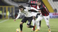 Luca Vignali dari Spezia, kiri, beraksi selama pertandingan sepak bola Serie A Italia antara Spezia dan AC Milan di stadion Alberto Picco di La Spezia, Italia, Sabtu, 13 Februari 2021. (Tano Pecoraro / LaPresse via AP)
