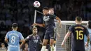 Pemain Real Madrid, Jude Bellingham, duel udara dengan pemain Celta Vigo pada laga Liga Spanyol di Stadion The Balaidos, Sabtu (26/8/2023). Madrid menang dengan skor tipis 1-0. (AP Photo/Lalo R. Villar)