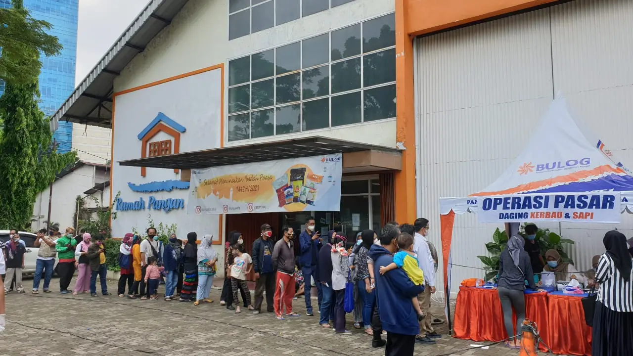 Operasi pasar daging Perum Bulog di Rumah Pangan Kita Center Gatot Subroto