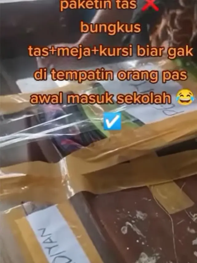 Tak Ingin Diduduki Siswa Lain, Emak-Emak Ini Lakban Bangku Sekolah untuk Anaknya