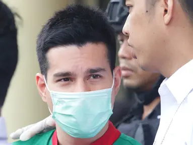 Steve Emmanuel dihadirkan saat rilis pengungkapan kasus narkoba di Polres Metro Jakarta Barat, Kamis (27/12). Polisi menyita barang bukti kokain seberat 92,04 gram dari Steve Emmanuel pada 21 Desember 2018 malam. (Liputan6.com/Herman Zakharia)
