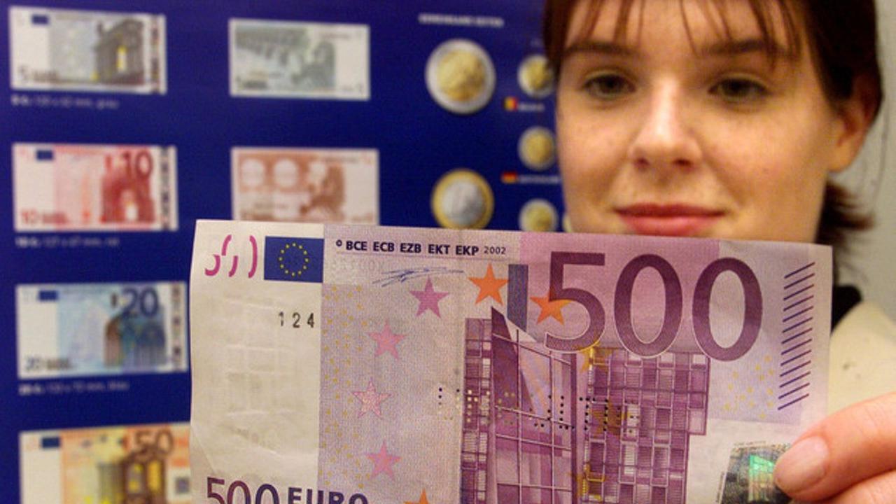 Uang pecahan 500 euro. (AP)