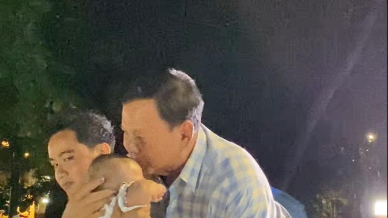 Momen Prabowo Cium Bayi Saat Tinggalkan Kertanegara Bersama Gibran