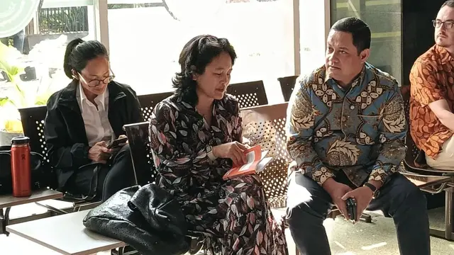 Istri Thomas Trikasih Lembong alias Tom Lembong, yakni Ciska Wihardja turut menghadiri sidang perdana suaminya sebagai terdakwa kasus korupsi impor gula.