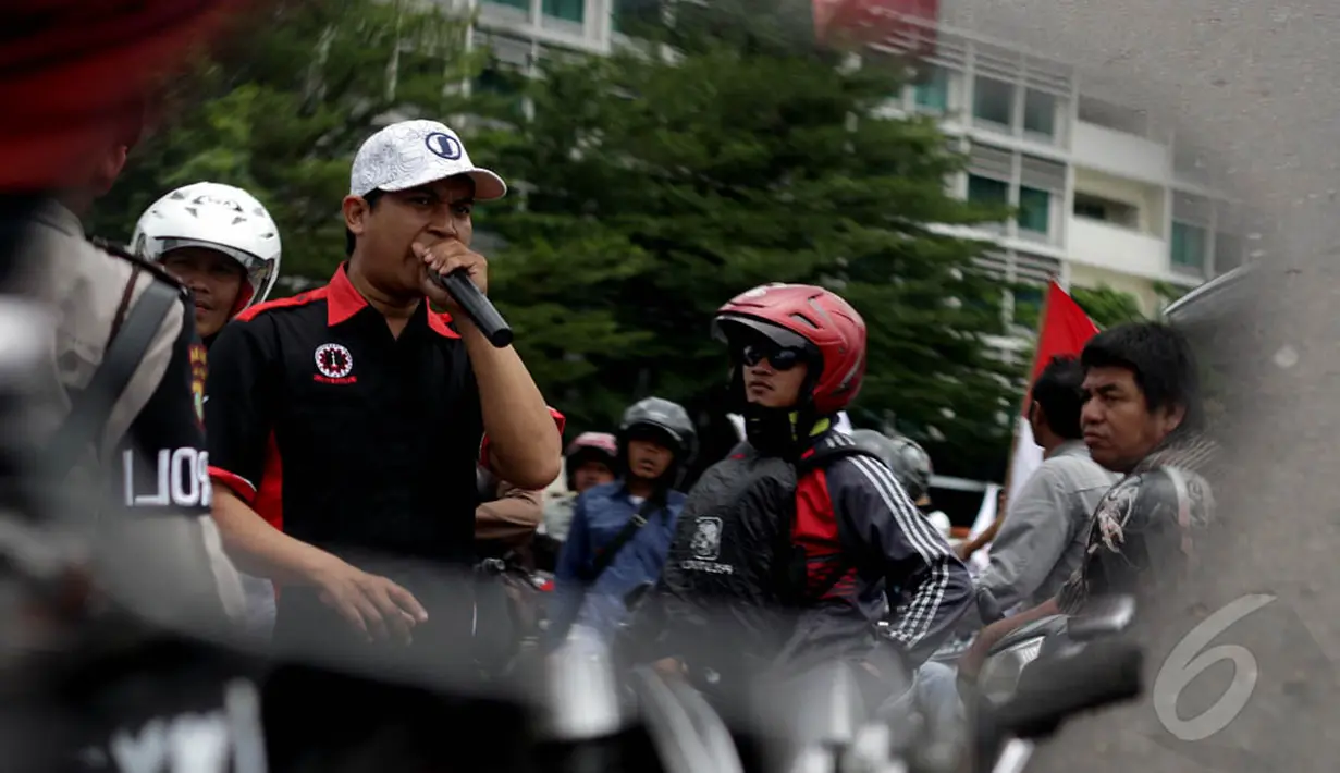 Perwakilan demonstran saat melakukan orasi menuntut dicabutnya larangan sepeda motor melintas di Jalan MH Thamrin dan Medan Merdeka Barat, Jakarta, Kamis (8/1/2015). (Liputan6.com/Faizal Fanani)
