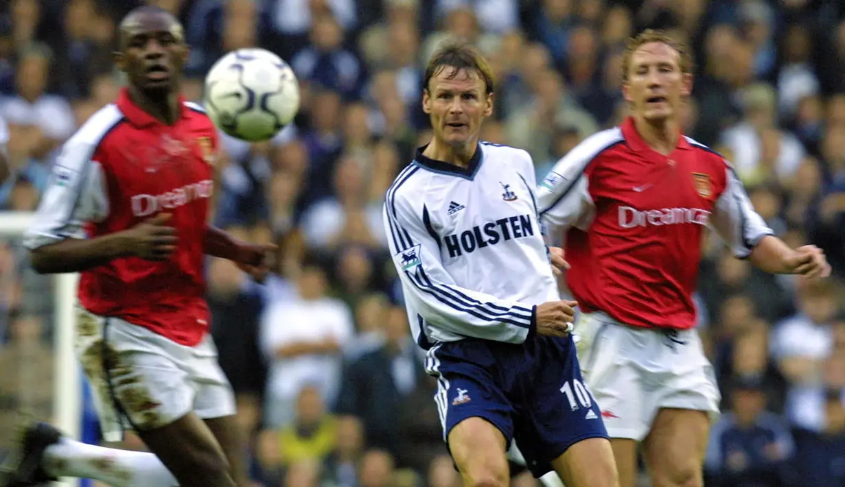 Teddy Sheringham. Eks striker asal Inggris yang kini berusia 56 tahun dan telah pensiun pada Juli 2008 bersama Colchester United ini total memperkuat 6 klub di Liga Inggris mulai 1991/1992 saat kasta tertinggi masih bernama Divisi Satu hingga 2007/2008. Ia mampu mencetak hattrick bersama 3 klub berbeda, Tottenham Hotspur (2 kali, musim 1992/1993 dan 1994/1995), Manchester United (1 kali, musim 2000/2001) dan Portsmouth (1 kali, musim 2003/2004). (AFP/Odd Andersen)