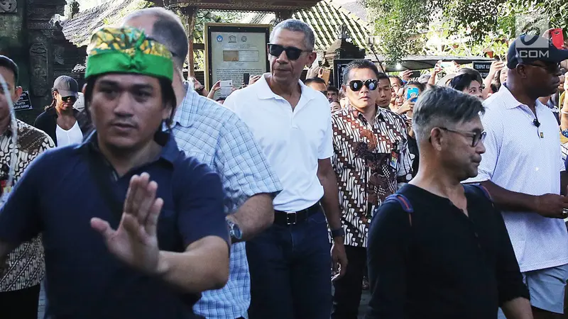 Gaya Obama saat Kunjungi Pura Tirta Empul