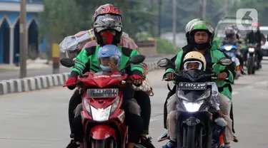Pemudik yang menggunakan sepeda motor melintasi jalur Pantura daerah Pamanukan, Subang, Jawa Barat, Jumat (29/4/2022). Pada H-3 Lebaran, jalur Pantura dipadati kendaraan pemudik khususnya kendaraan roda dua. (Liputan6.com/Herman Zakharia)