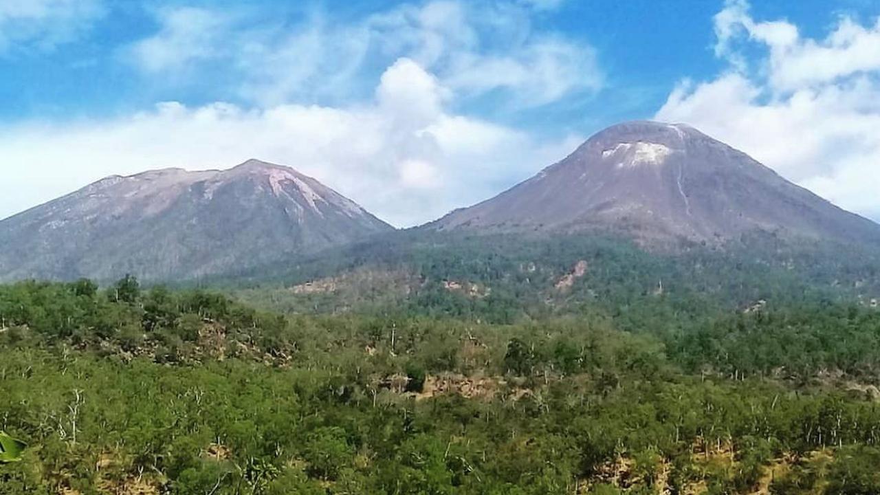 Pemandangan Gunung Lewotobi di Flores NTT