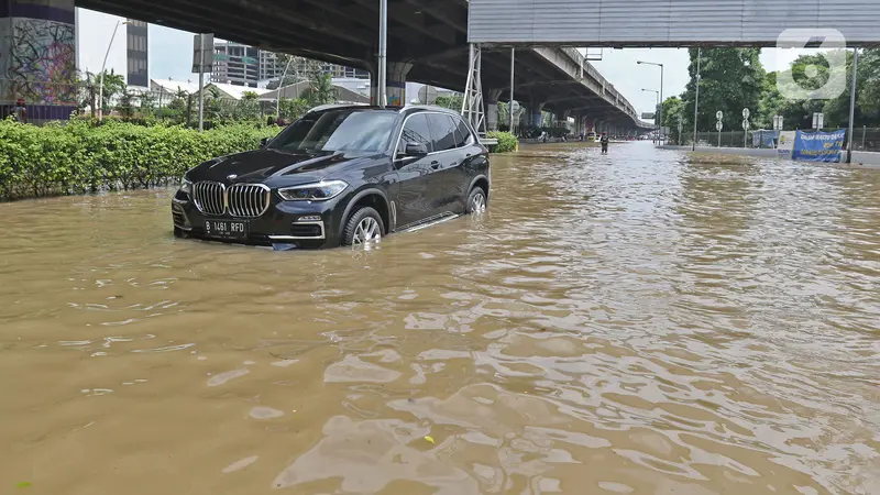 Jakarta Diguyur Hujan, Jalan Ahmad Yani Terendam Banjir