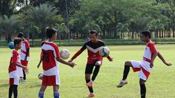 Anak-anak usia di bawah 14 tahun yang tergabung dalam Imran Soccer Academy (ISA) berlatih di Lapangan Kampus Trisakti, Ciangsana, Gunung Putri, Bogor. (Bolacom/Arief Bagus)