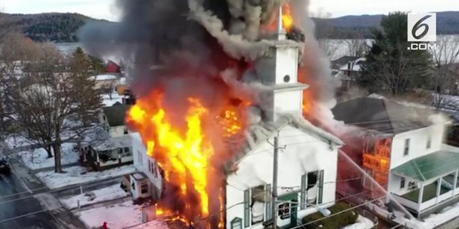 VIDEO: Gereja Satu Abad Terbakar di New York