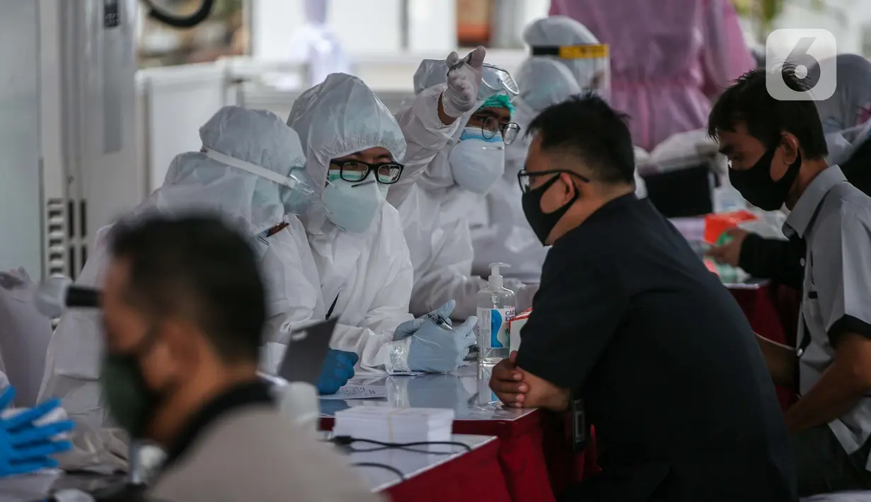Suasana swab test dan tes diagnostik cepat (rapid test) COVID-19 secara massal di Gedung KPU, Jakarta, Selasa (4/8/2020). Tes diagnositk cepat dan swab test digelar untuk memetakan kondisi kesehatan pegawai KPU dan Wartawan yang berada di zona merah COVID-19. (merdeka.com/Faizal Fanani)