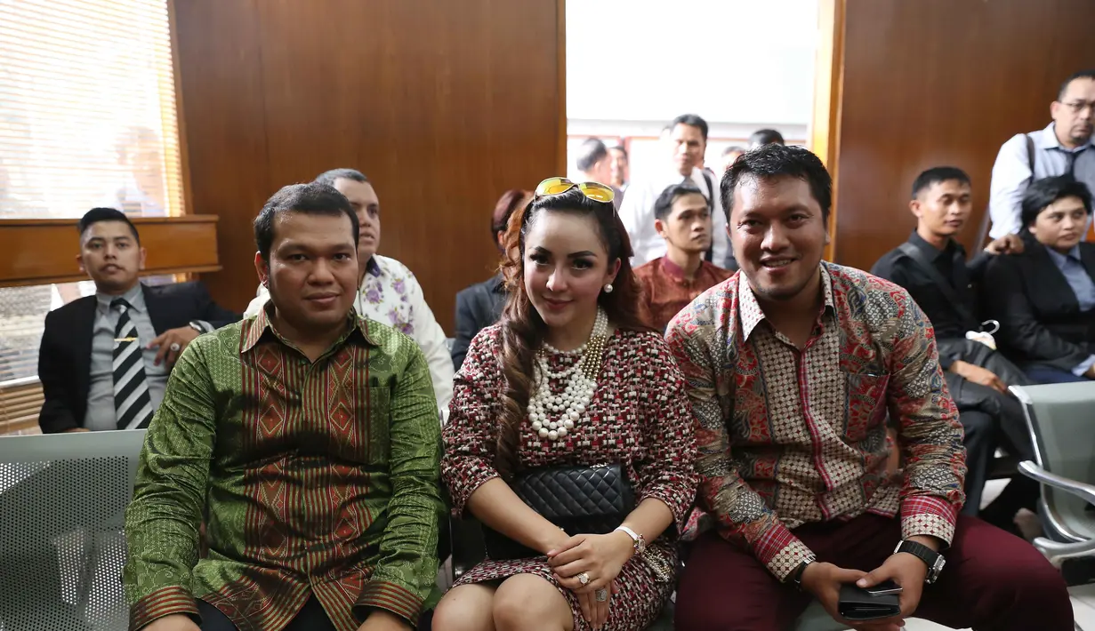 Selain Ramdan Alamsyah, tampak pula mantan istri Farhat Abbas, Regina Andriane Saputri yang datang ke sidang lanjutan tersebut sebagai saksi. Regina akan  memberi kesaksiannya di hadapan majelis hakim. (Nurwahyunan/Bintang.com)