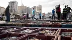 Hasil laut tangkapan nelayan diletakkan di area terbuka saat sejumlah pembeli melihat berbagai hasi laut di kawasan Gaza (23/5/2021). Pelelangan hasil laut di Gaza kembali bergeliat usai sejumlah kapal nelayan diizinkan kembali melaut pasca Israel-Hamas gencatan senjata. (AP Photo/John Minchillo)