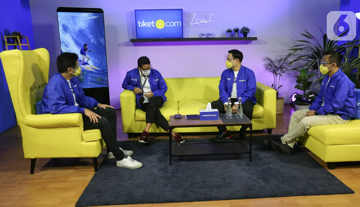 Menteri Pariwisata dan Ekonomi Kreatif Sandiaga Uno (kedua kiri) didampingi CEO tiket.com George Hendrata, Co-Founder & Chief Marketing Officer Gaery Undarsa dan Chief People Officer Dudi Arisandi pada diskusi perdana tiket LIVE di tahun 2021 di Jakarta (25/01/2021). (Liputan6.com/Fery Pradolo)