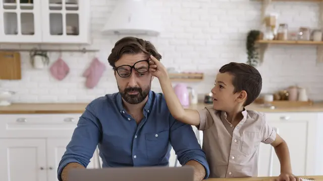 Seorang ayah perlu menyadari bahwa kontribusinya tidak selalu harus hadir di depan anak