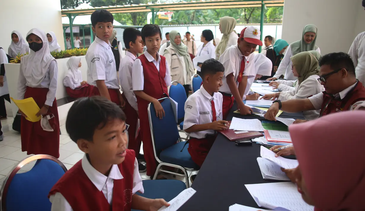 Selama simulasi, para siswa akan mendapat seragam dan keperluan sekolah, cek kesehatan gratis, talent mapping, uji coba pembelajaran akademik dengan memperkenalkan Learning Management System (LMS), hingga pengenalan tata tertib. (merdeka.com/Arie Basuki)