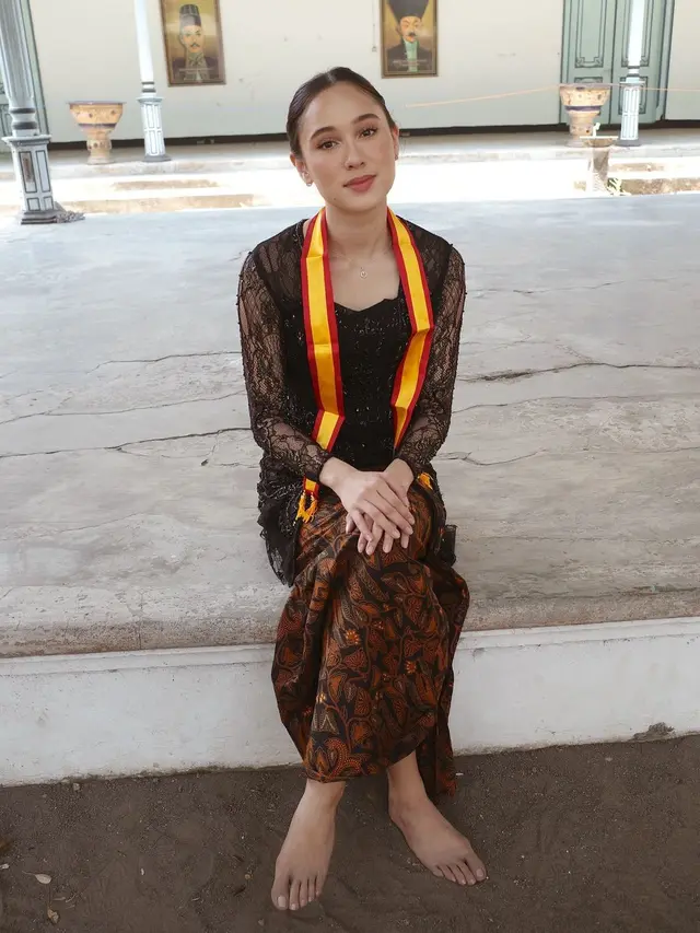 6 Potret Gaya Dua Aktris Muda Hana Saraswati dan Yasmin Napper Kenakan Kebaya saat Belajar Karawitan di Museum Keraton Solo