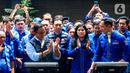 Ketum Partai Demokrat Agus Harimurti Yudhoyono bersama Gubernur DKI Anies Baswedan memberikan keterangan di DPP Partai Demokrat, Jakarta, Jumat (7/10/2022). Kunjungan Anies ke Demokrat ini merupakan yang pertama setelah diusung sebagai calon presiden (capres) Pilpres 2024 oleh Partai NasDem. (Liputan6.com/Faizal Fanani)